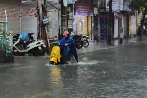 Sáng nay 7-10, Hà Nội mênh mông nước, học sinh tiếp tục được nghỉ học