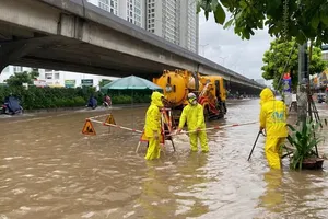 Trời hửng nắng, Hà Nội vẫn còn nhiều điểm ngập sâu