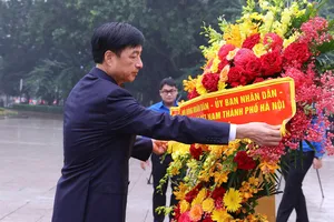 Lãnh đạo TP Hà Nội dâng hoa tại Tượng đài V.I.Lênin