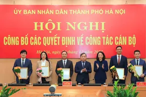 Chủ tịch UBND TP Hà Nội trao quyết định tới các lãnh đạo sở, ngành của TP Hà Nội được điều động, bổ nhiệm