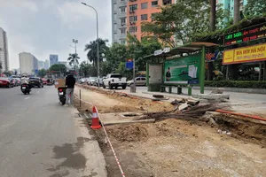  Hà Nội cắt xén vỉa hè mở rộng đường cho ô tô, xe máy