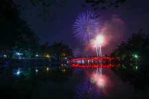 Hà Nội rộn ràng, rực rỡ đón năm mới Bính Ngọ 2026