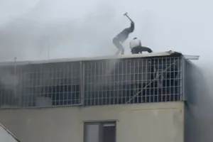 Hà Nội tặng bằng khen 7 "người hùng" cứu người trong vụ cháy nhà ở Lĩnh Nam