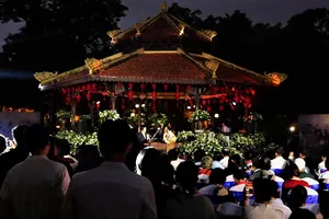 Chương trình “Hà Nội bình yên” tại nhà Bát Giác trong không gian phố đi bộ hồ Hoàn Kiếm thu hút đông đảo người dân và du khách