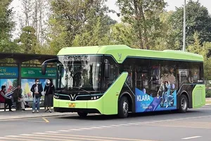 Hà Nội vận hành 10 tuyến xe buýt điện với gần 300 xe