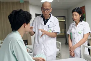 Ca phẫu thuật giữ được thị giác cho thanh niên bị đôi đũa cắm sâu 2 mắt