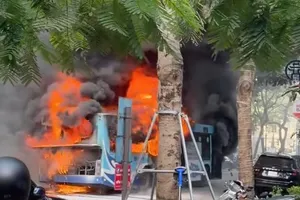 Hà Nội: Xe buýt bốc cháy dữ dội trên đường Lý Thường Kiệt
