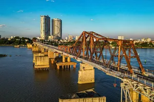 Cầu Long Biên được thông xe trở lại sau hơn 2 tháng sửa chữa. Ảnh: TIẾN CƯỜNG