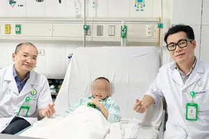 Cứu sống bé trai bị cọc sắt xuyên thấu người sau cú ngã từ trên cao