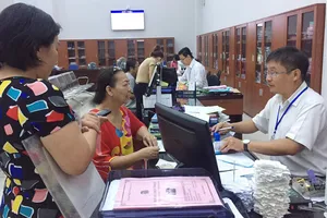 Cán bộ UBND quận 4 (TPHCM) giải quyết thủ tục hành chính cho người dân