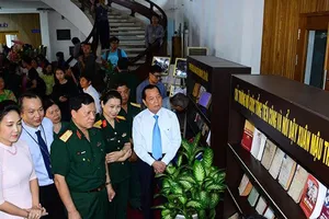 Đại biểu tham quan triển lãm tư liệu “50 năm - Một mùa Xuân lịch sử”