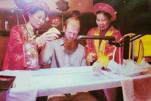 Du khách tập thêu tại Bảo tàng nghệ thuật thuê XQ Huế.