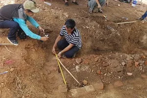 Đo đạc huyệt mộ vợ vua Tự Đức tại vị trí triển khai dự án bãi đỗ xe