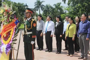 Phó Chủ tịch nước Đặng Thị Ngọc Thịnh tri ân các anh hùng liệt sĩ tại Quảng Trị 