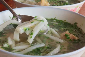 Vì sao cô chủ nhiệm tiếp sức Quán quân Olympia bằng... tô cháo vạt giường?