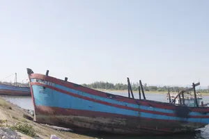 Hai con thuyền bị cháy chỉ còn lại phần thân 