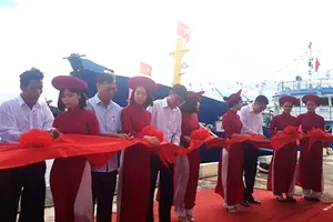 Lê cắt băng bàn giao con tàu
