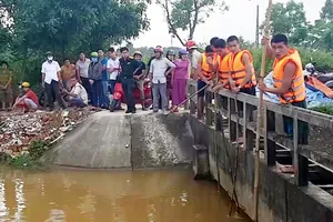 Các lực lượng chức năng nỗ lực tìm kiếm em L.V.S. bị cuốn vào miệng cống, mất tích