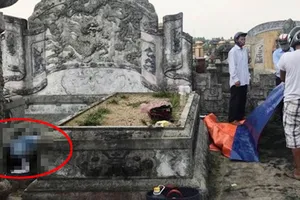 Đi chăn vịt, phát hiện thi thể người đàn ông đang phân hủy trong nghĩa trang