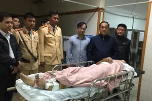 Phó Giám đốc Công an tỉnh Thừa Thiên - Huế Lê Văn Vũ thăm hỏi và động viên Đại úy Nguyễn Văn Cảm 