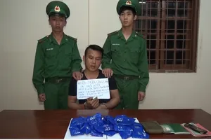 Đối tượng Trần Công Chính cùng tang vật.