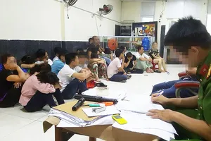 Công an đang lấy lời khai từ các đối tượng đánh bạc