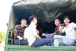 Các thí sinh phấn khởi khi được đơn vị dùng xe chuyên dụng vận chuyển đi thi.