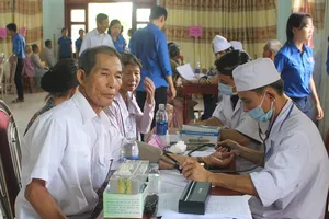 500 người dân là các đối tượng chính sách, hộ nghèo được khám chữa bệnh miền phí.  