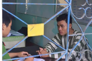 Đối  tượng Trần Duy Tùng đang khai báo hành vi phạm tội.  