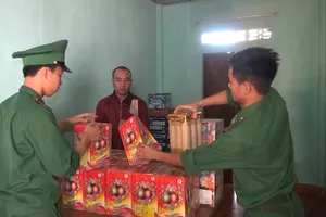 Đối tượng Nguyễn Danh Đông cùng tang vật.