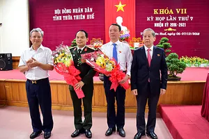 Ông Phan Thiên Định (thứ 2 từ phải sang trái) được bầu làm Phó Chủ tịch UBND tỉnh Thừa Thiên - Huế