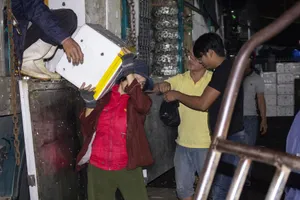 Nhọc nhằn nữ bốc vác chợ Đông Ba ngày giáp Tết  Kỷ Hợi.