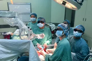 Ứng dụng camera 3D phóng đại cứu sống bệnh nhân dập nát bàn tay