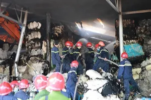 Lực lượng chức năng nỗ lực khống chế và dập tắt đám cháy.