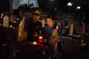 Những ngọn nến tri ân được các bạn đoàn viên thanh niên thắp sáng tại nghĩa trang liệt sĩ.