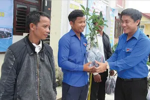 Anh Trần Gia Công trao tặng cây giống cho thanh niên huyện miền núi A Lưới.