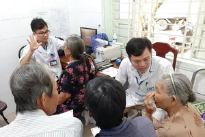 Thăm khám cho các bệnh nhân sau khi được phẫu thuật điều trị bệnh đục thủy tinh thể ​