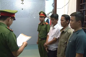 Đọc lệnh bắt giam Phạm Hồng Hải (áo trắng)