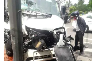 Ô tô tông cột điện, nhiều người Hàn Quốc bị thương