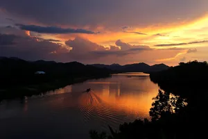 Hoàng hôn trên sông Hương nhìn từ đồi Vọng Cảnh ​