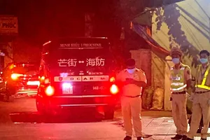 Ô tô chở 4 người Trung Quốc