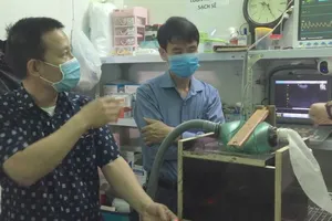  Máy bóp bóng ambu trợ thở do TS. Vũ Văn Hải và các cộng sự sáng chế