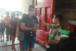 Đo thân nhiệt cho du khách trước khi vào tham quan Đại nội Huế