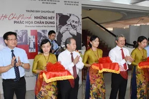 Cắt băng khai mạc triển lãm ​