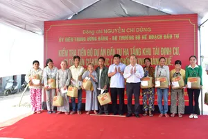 Bộ Trưởng Bộ KH-ĐT tặng quà 110 hộ dân nhường nhà cửa cho Kinh thành Huế