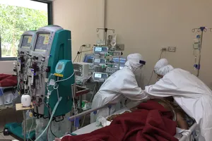 Các bác sĩ đang điều trị cho bệnh nhân mắc Covid-19 có bệnh lý nền nặng