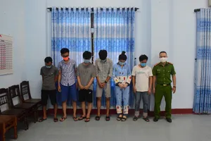 Công an bắt giữ các đối tượng ​