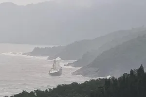 Tàu hàng chưa rõ nguồn gốc trôi dạt vào khu vực ghềnh đá ở Bãi Chuối  ​