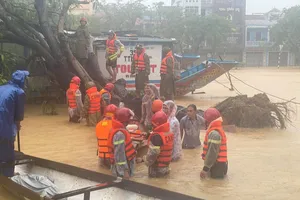 Công an cứu hộ 3 người trên thuyền rồng bị cây gãy đè ở Huế