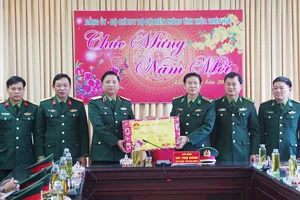 Bộ Tư lệnh Quân khu 4 tặng quà cán bộ, chiến sĩ biên phòng tại Huế